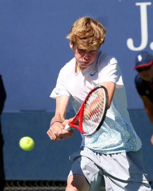 他就展现出 他就展现出